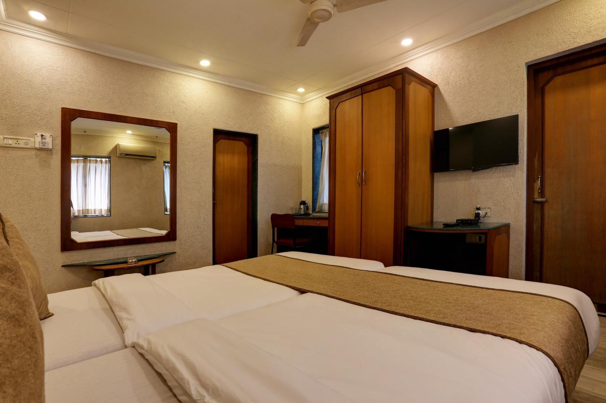 Accord Hotel Mumbai Exterior foto
